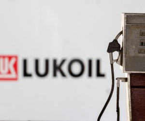 Model of petrol pump is seen in front of LUKOIL logo in this illustration taken March 25, 2022. REUTERS/Dado Ruvic/Illustration Photo: DADO RUVIC/REUTERS