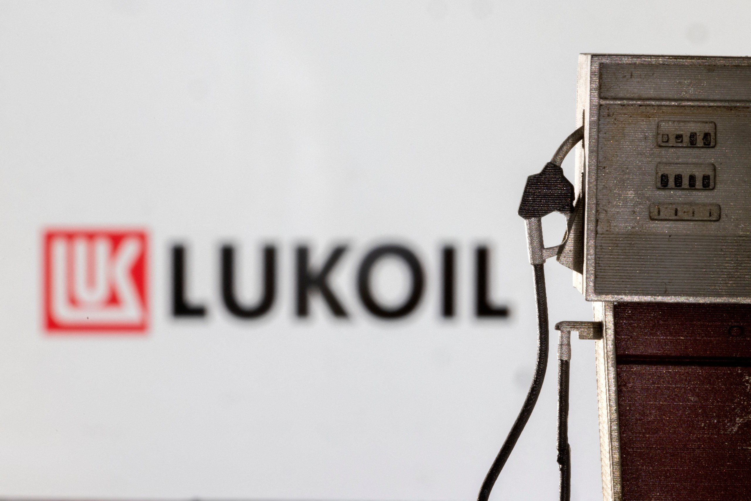 Model of petrol pump is seen in front of LUKOIL logo in this illustration taken March 25, 2022. REUTERS/Dado Ruvic/Illustration Photo: DADO RUVIC/REUTERS
