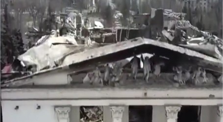 Pogledajte kako izgleda razrušeno kazalište u Mariupolju: “Djeca i civili su njihova meta”