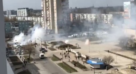 Pucnjavom i eksplozijama rastjerali prosvjed Ukrajinaca u okupiranom gradu, otvorena vatra na građane