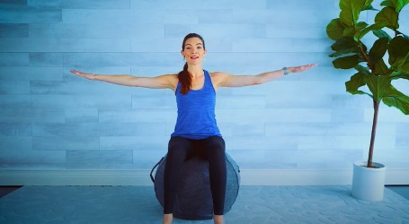 Evo kako biti fleksibilniji: Koristite pilates loptu za vježbe ravnoteže i stabilnosti
