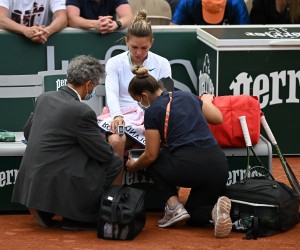 Tennis - French Open - Roland Garros, Paris, France - May 26, 2022 Romania's Simona Halep receives medical attention during her second round match against China's Qinwen Zheng REUTERS/Dylan Martinez