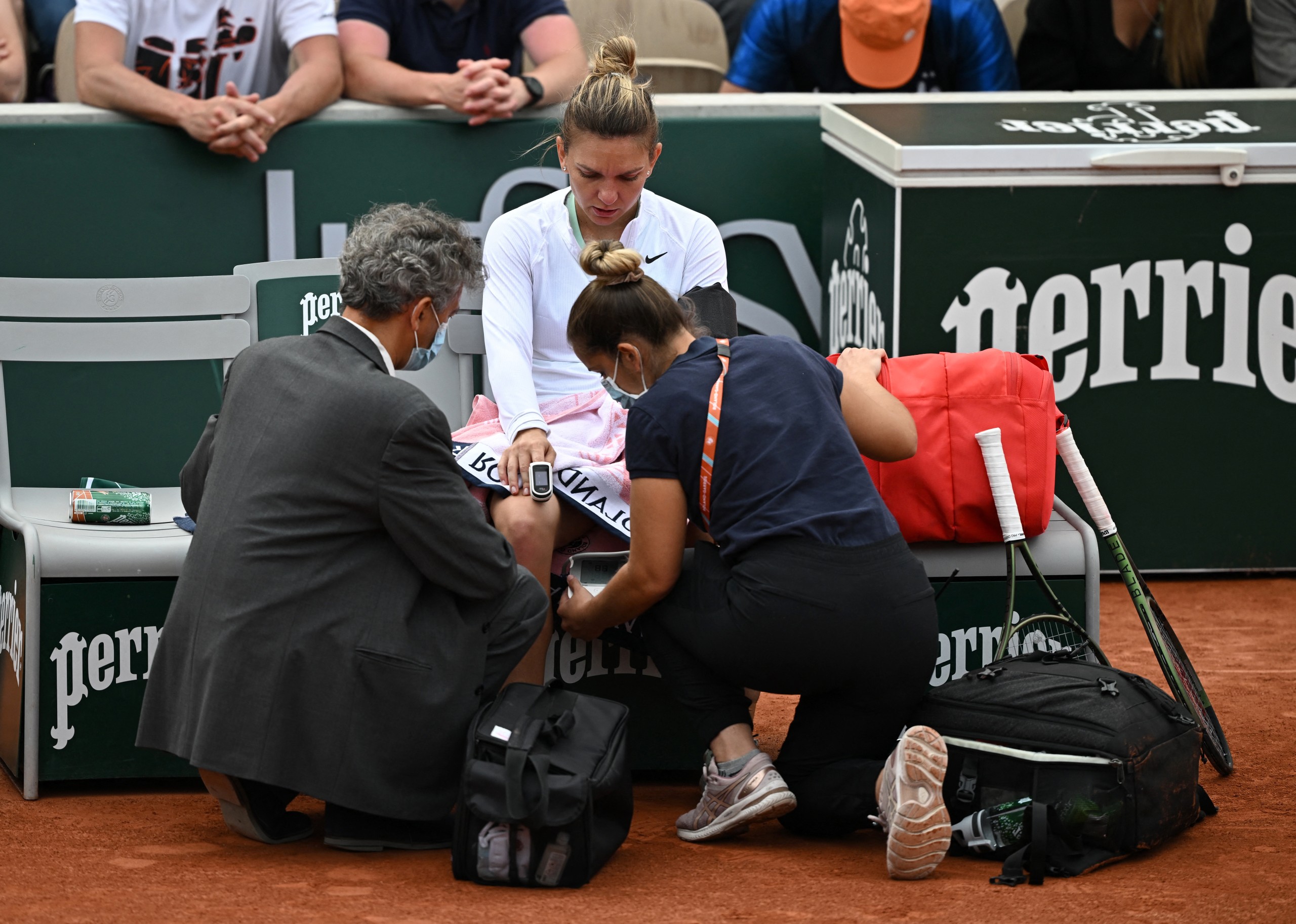 Tennis - French Open - Roland Garros, Paris, France - May 26, 2022 Romania's Simona Halep receives medical attention during her second round match against China's Qinwen Zheng REUTERS/Dylan Martinez