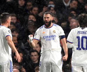 epaselect epa09874321 Real Madrid's Karim Benzema (C) celebrates with teammates after scoring the 1-0 lead during the UEFA Champions League quarter final, first leg soccer match between Chelsea FC and Real Madrid in London, Britain, 06 April 2022.  EPA/NEIL HALL
