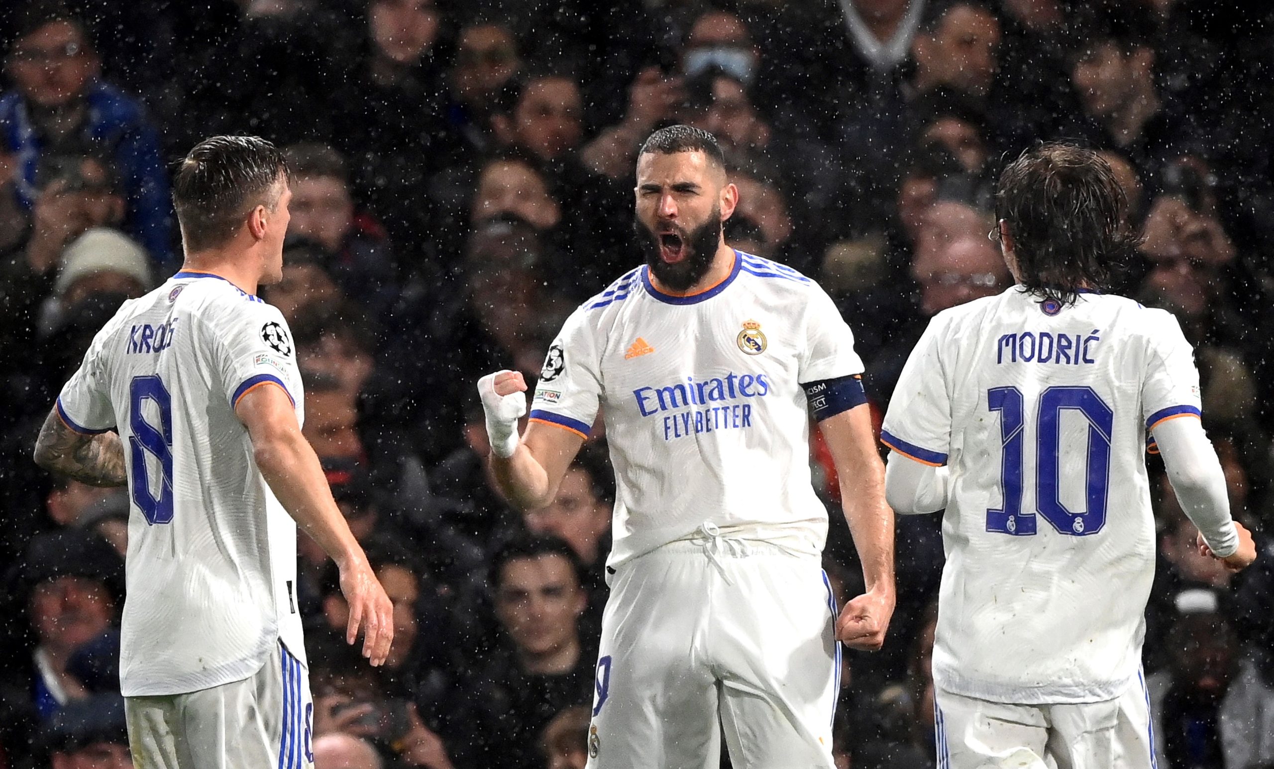 epaselect epa09874321 Real Madrid's Karim Benzema (C) celebrates with teammates after scoring the 1-0 lead during the UEFA Champions League quarter final, first leg soccer match between Chelsea FC and Real Madrid in London, Britain, 06 April 2022.  EPA/NEIL HALL