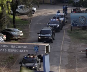epa09899038 A caravan of National Police vehicles during a drill related to the extradition of former President Juan Orlando Hernandez (2014-2022) to the US, in Tegucigalpa, Honduras, 20 April 2022. The Honduran National Police carried out a drill ahead of the extradition of former President Juan Orlando Hernandez (2014-2022) to the United States, which accuses him of three charges associated with drug trafficking and use of weapons.  EPA/Gustavo Amador