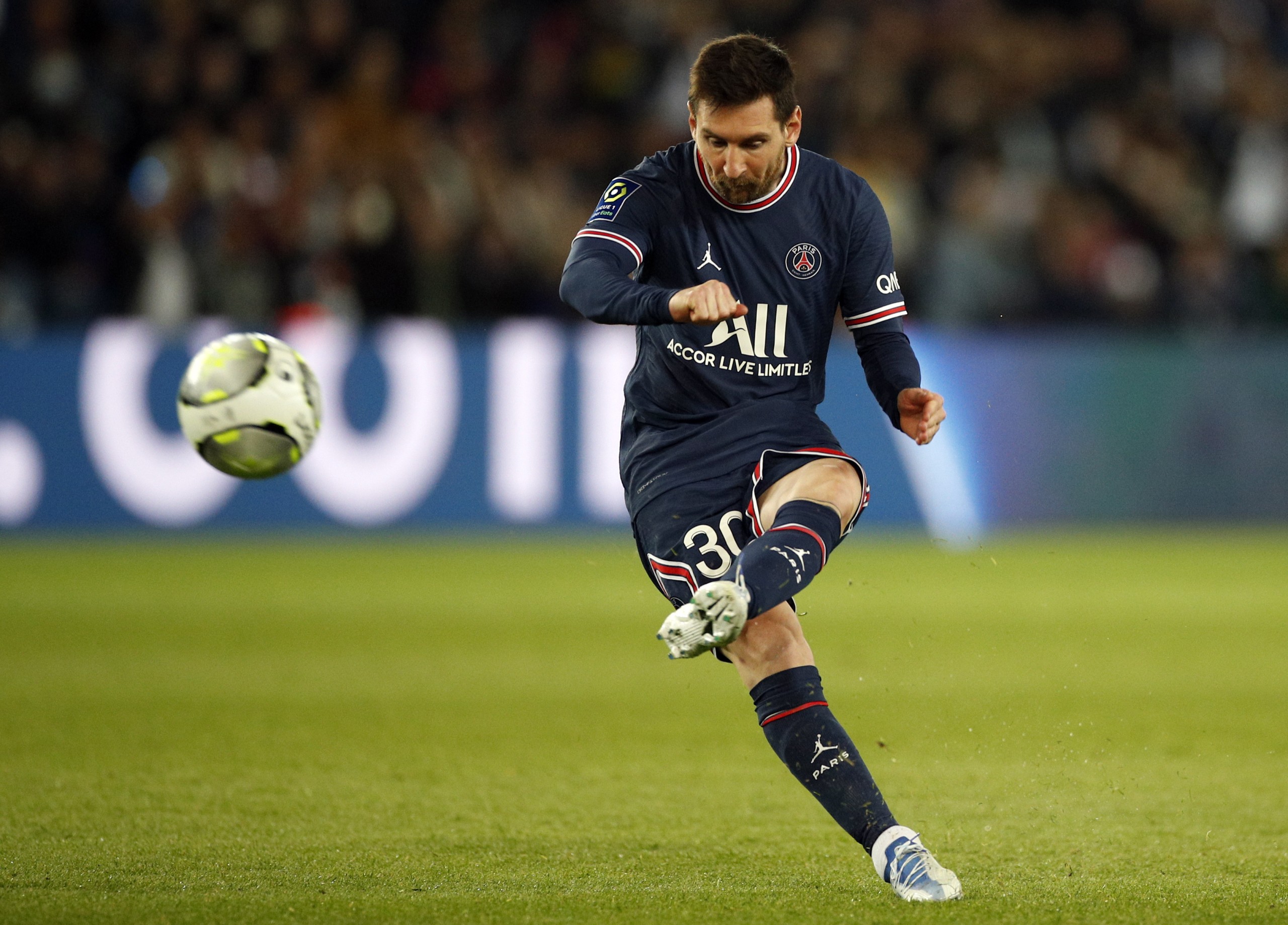 epa09905187 Paris Saint Germain's Lionel Messi in action during the French Ligue 1 soccer match between PSG and RC Lens at the Parc des Princes stadium in Paris, France, 23 April 2022.  EPA/YOAN VALAT