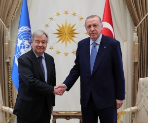 epa09908466 A handout photo made available by the Turkish President Press Office shows, Turkish President Recep Tayyip Erdogan (R) shaking hands with United Nations Secretary-General Antonio Guterres (L) during their meeting in Ankara, Turkey, 25 April 2022.  EPA/TURKISH PRESIDENT PRESS OFFICE HANDOUT HANDOUT  HANDOUT EDITORIAL USE ONLY/NO SALES