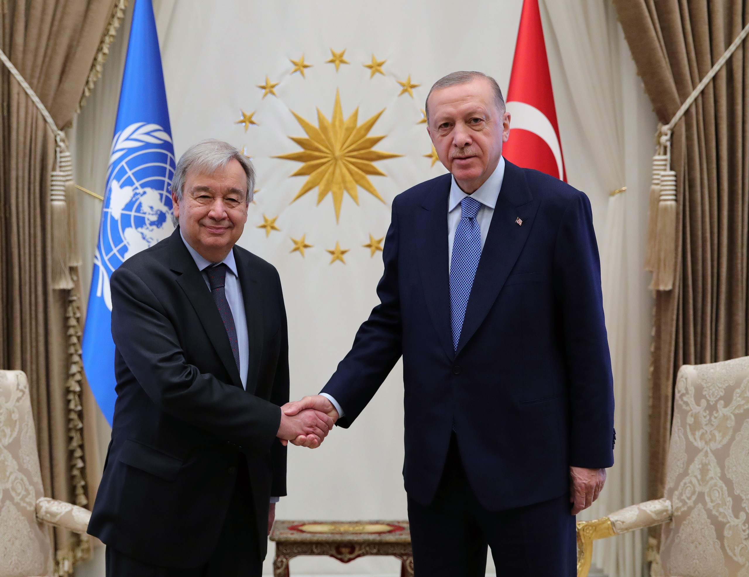 epa09908466 A handout photo made available by the Turkish President Press Office shows, Turkish President Recep Tayyip Erdogan (R) shaking hands with United Nations Secretary-General Antonio Guterres (L) during their meeting in Ankara, Turkey, 25 April 2022.  EPA/TURKISH PRESIDENT PRESS OFFICE HANDOUT HANDOUT  HANDOUT EDITORIAL USE ONLY/NO SALES