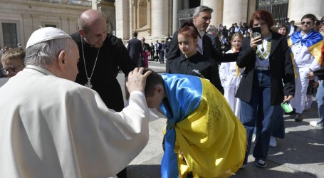 Papa Franjo se prvi put u javnosti pojavio u invalidskim kolicima