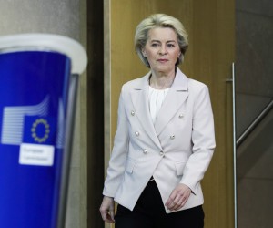 epa09912099 European Commission President Ursula von der Leyen arrives to gives press briefing, following the announcement by Gazprom on the disruption of gas deliveries to certain EU Member States, in Brussels, Belgium, 27 April 2022.  EPA/OLIVIER HOSLET / POOL