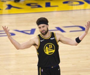 epa09913619 Golden State Warriors guard Klay Thompson gestures to the crowd during the fourth quarter of game 5 of the NBA round one Western Conference playoffs between the Denver Nuggets and Golden State Warriors at Chase Center in San Francisco, California, USA, 27 April 2022.  EPA/D. ROSS CAMERON SHUTTERSTOCK OUT