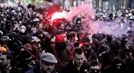 Nasilje na prvomajskim prosvjedima u Parizu: Kritiziran Macron, anarhisti pljačkali poslovne prostore