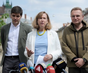 epa09922728 Acting US ambassador to Ukraine Kristina Kvien (C) attends a press briefing in downtown Lviv, Ukraine, 02 May 2022. Kvien said that Washington hopes to return to the Ukrainian capital Kyiv to open its embassy by the end of May.  EPA/MYKOLA TYS