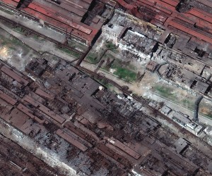 epa09923170 A handout satellite image made available by Maxar Technologies shows a closer view of Azovstal steel plant, in Mariupol Ukraine, 29 April 2022 (issued 02 May 2022).  EPA/MAXAR TECHNOLOGIES HANDOUT -- MANDATORY CREDIT: SATELLITE IMAGE 2022 MAXAR TECHNOLOGIES -- THE WATERMARK MAY NOT BE REMOVED/CROPPED -- HANDOUT EDITORIAL USE ONLY/NO SALES