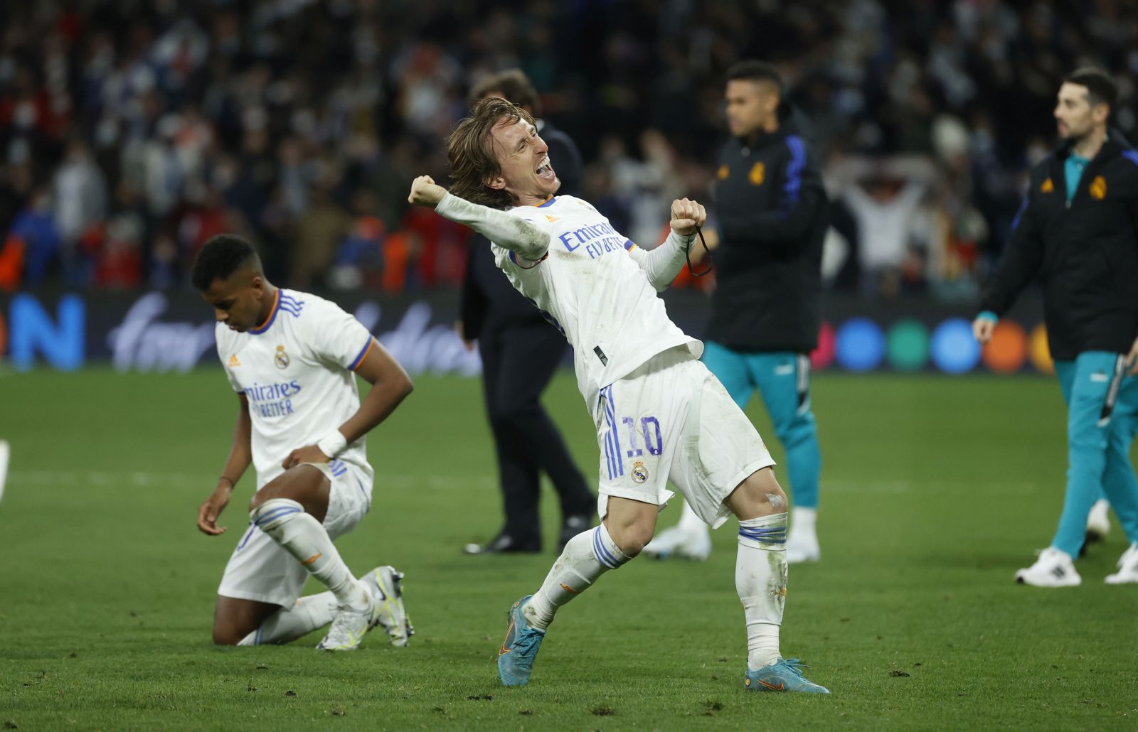 epa09887194 Real Madrid's midfielder Luka Modric celebrates at the end of the UEFA Champions League quarter final second leg soccer match between Real Madrid and Chelsea held at Santiago Bernabeu Stadium, in Madrid, Spain, 12 April 2022.  EPA/JUANJO MARTIN