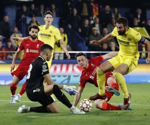 epa09925122 Villarreal's goalkeeper Geronimo Rulli (L) and defender Raul Albiol (R) in action against Liverpool's striker Diogo Jota (C) during the UEFA Champions League semifinal, second leg soccer match between Villarreal CF and Liverpool FC in Villarreal, Spain, 03 May 2022.  EPA/Biel Alino