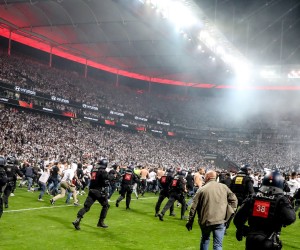 epa09929330 Riot police in action as Frankfurt fans celebrate on the pitch after the UEFA Europa League semi final, second leg soccer match between Eintracht Frankfurt and West Ham United in Frankfurt am Main, Germany, 05 May 2022.  EPA/FRIEDEMANN VOGEL