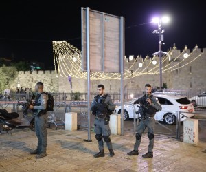 epa09934378 Israeli police stand guard at the scene of a stabbing attack at the Damascus gate in the old city of Jerusalem, 08 May 2022. A Palestinian stabbed an Israeli policeman, and was later shot by the Police.  EPA/ABIR SULTAN