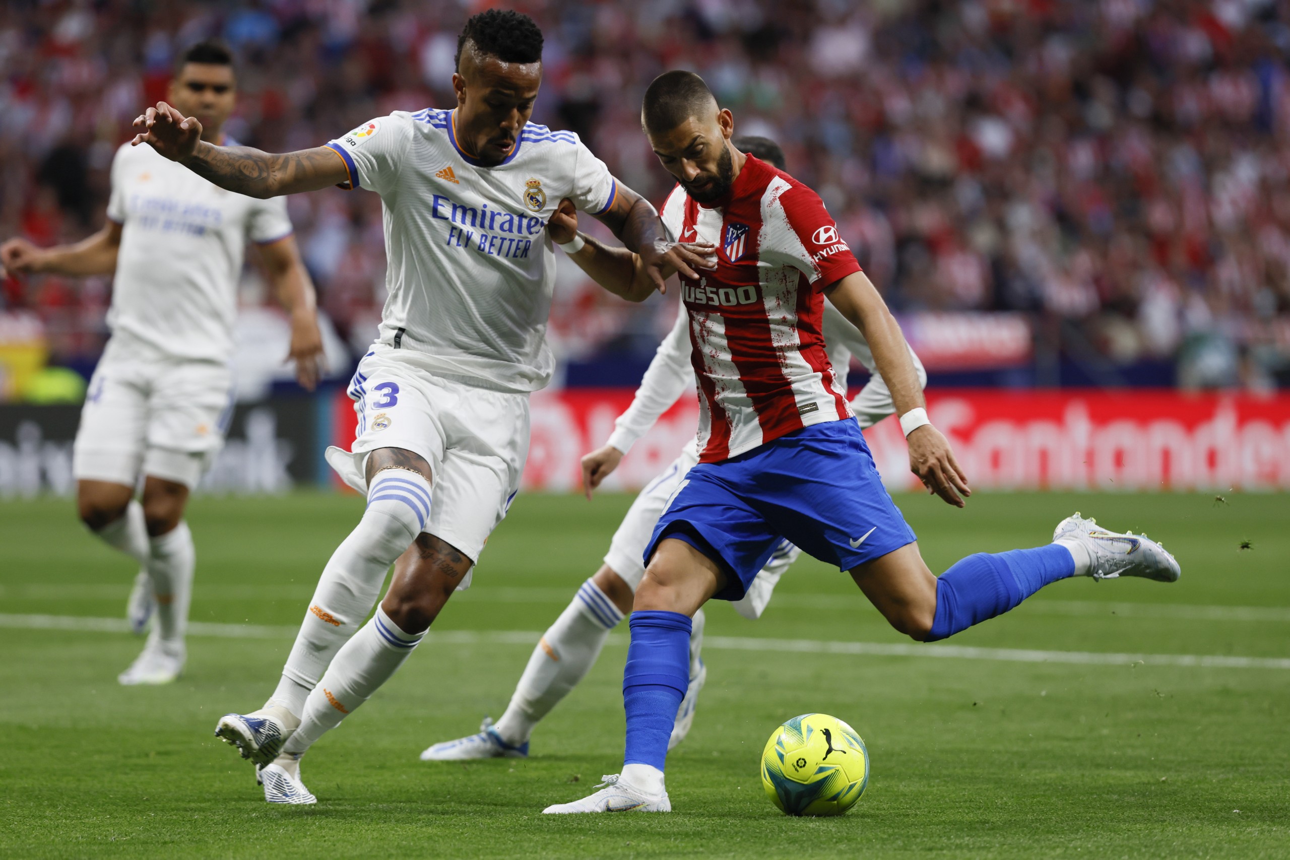 epa09934521 Atletico Madrid's Yannick Carrasco (R) in action against Real Madrid's Eder Militao (L) during a Spanish LaLiga soccer match between Atletico Madrid and Real Madrid at Wanda Metropolitano stadium in Madrid, Spain, 08 May 2022.  EPA/BALLESTEROS