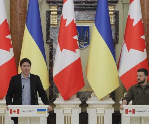 epa09934530 Ukrainian President Volodymyr Zelensky (R) and Canadian Prime Minister Justin Trudeau (L) attend their press conference at Mariinsky palace in Kyiv, Ukraine, 08 May 2022. Justin Trudeau arrived in Kyiv to meet with top Ukrainian officials amid the Russian invasion.  EPA/SERGEY DOLZHENKO