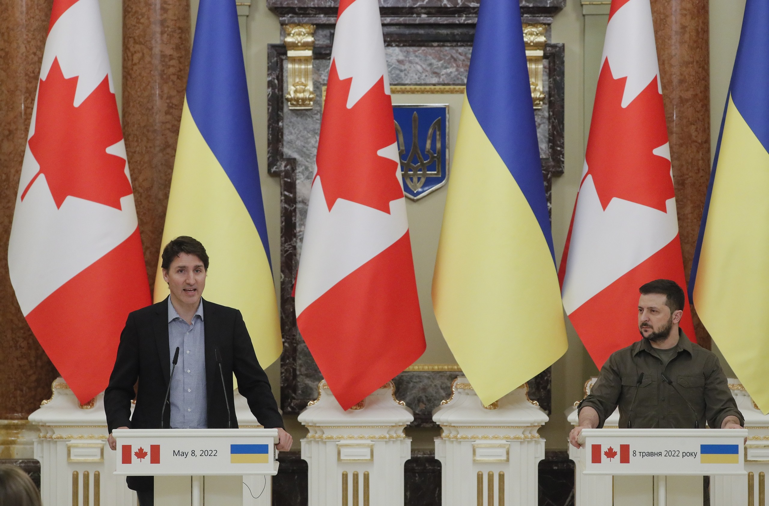 epa09934530 Ukrainian President Volodymyr Zelensky (R) and Canadian Prime Minister Justin Trudeau (L) attend their press conference at Mariinsky palace in Kyiv, Ukraine, 08 May 2022. Justin Trudeau arrived in Kyiv to meet with top Ukrainian officials amid the Russian invasion.  EPA/SERGEY DOLZHENKO