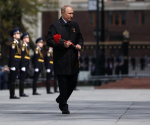 epa09935326 Russian President Vladimir Putin lays flowers at the Memorial to Hero Cities at the Tomb of the Unknown Soldier near the Kremlin wall after the Victory Day military parade in Moscow, Russia, 09 May 2022. Russia marks Victory Day, Nazi Germany's unconditional surrender in World War II, with the annual parade in Moscow's Red Square on 09 May, after more than two months of attacks on Ukraine.  EPA/ANTON NOVODEREZHKIN / KREMLIN POOL / SPUTNIK MANDATORY CREDIT