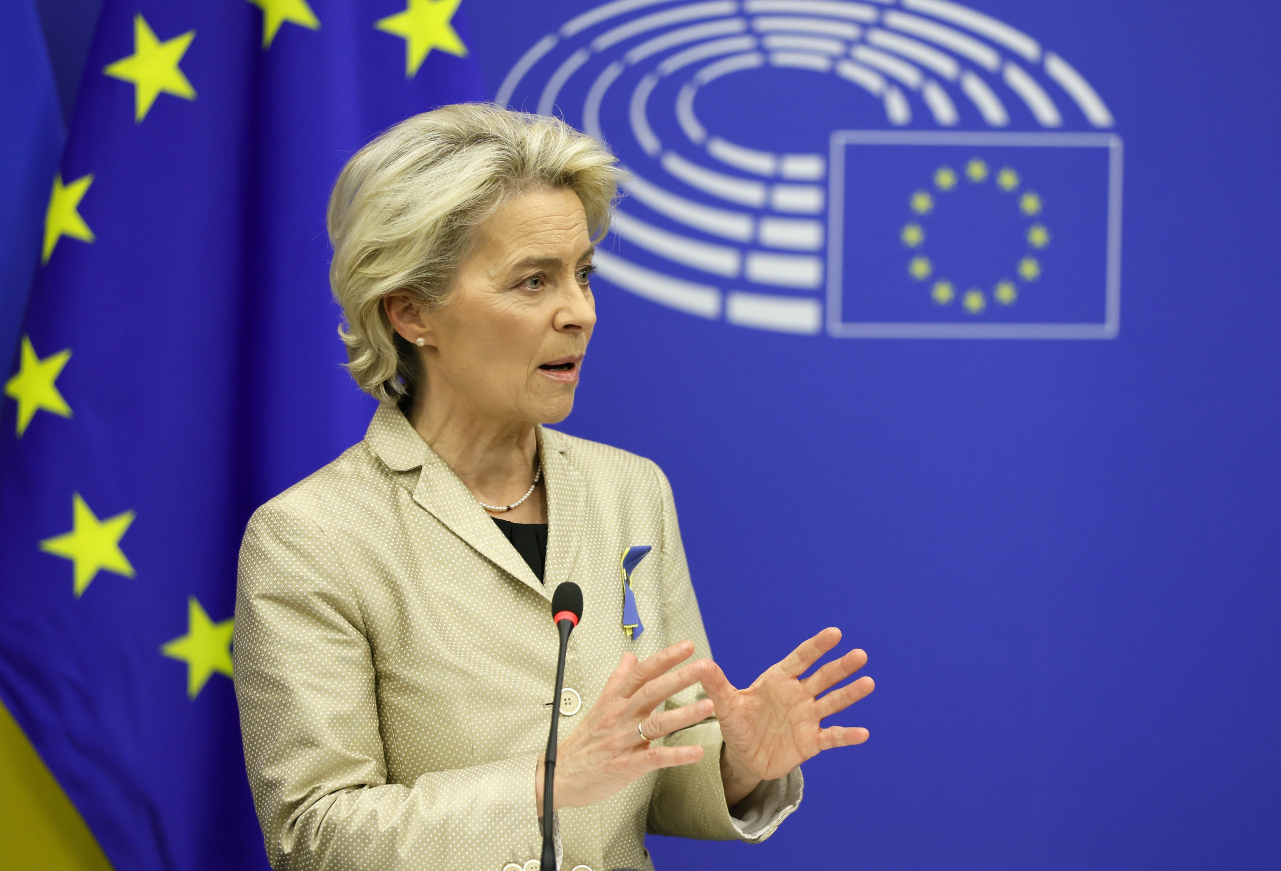 epa09936078 European Commission President Ursula von der Leyen speaks during a press conference after the closing event of the Conference on the Future of Europe at the European Parliament in Strasbourg, France, 09 May 2022.  EPA/RONALD WITTEK
