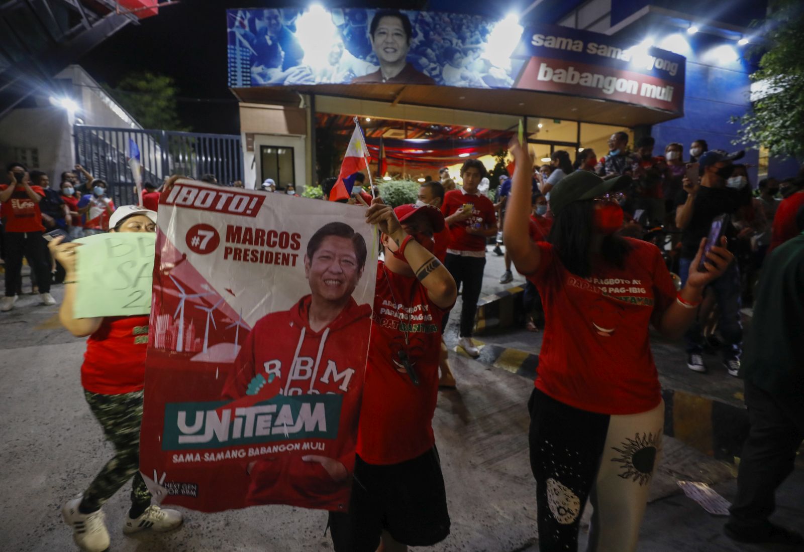 epa09936256 Supporters of presidential candidate Ferdinand 'Bongbong' Marcos Jr. cheer outside his campaign headquarters in Mandaluyong City, Metro Manila, Philippines 09 May 2022. Some 67 million Filipinos are expected to flock to voting centers across the country for the 09 May national elections. Among the candidates for the presidency are incumbent Vice-President Leni Robredo, Ferdinand 'Bongbong' Marcos Jr., son of the late president Ferdinand Marcos, and international boxing icon Manny Pacquiao.  EPA/ROLEX DELA PENA
