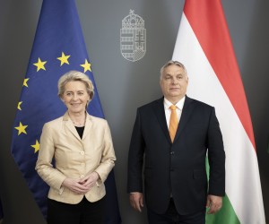 epa09936463 A handout photo made available by the Hungarian PM's Press Office shows Hungarian Prime Minister Viktor Orban (R) as he receives European Commission President Ursula von der Leyen (L) at the Hungarian PM's office in Budapest, Hungary, 09 May 2022.  EPA/Vivien Benko Cher / Hungarian PM's Press Office HANDOUT HUNGARY OUT HANDOUT EDITORIAL USE ONLY/NO SALES