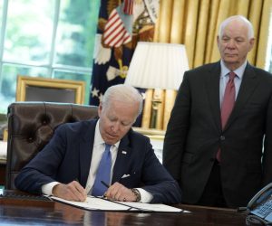 epa09936697 US President Joe Biden signs the Ukraine Lend-Lease Act in the Oval Office of the White House in Washington, DC, USA, on 09 May 2022.  EPA/Yuri Gripas / POOL