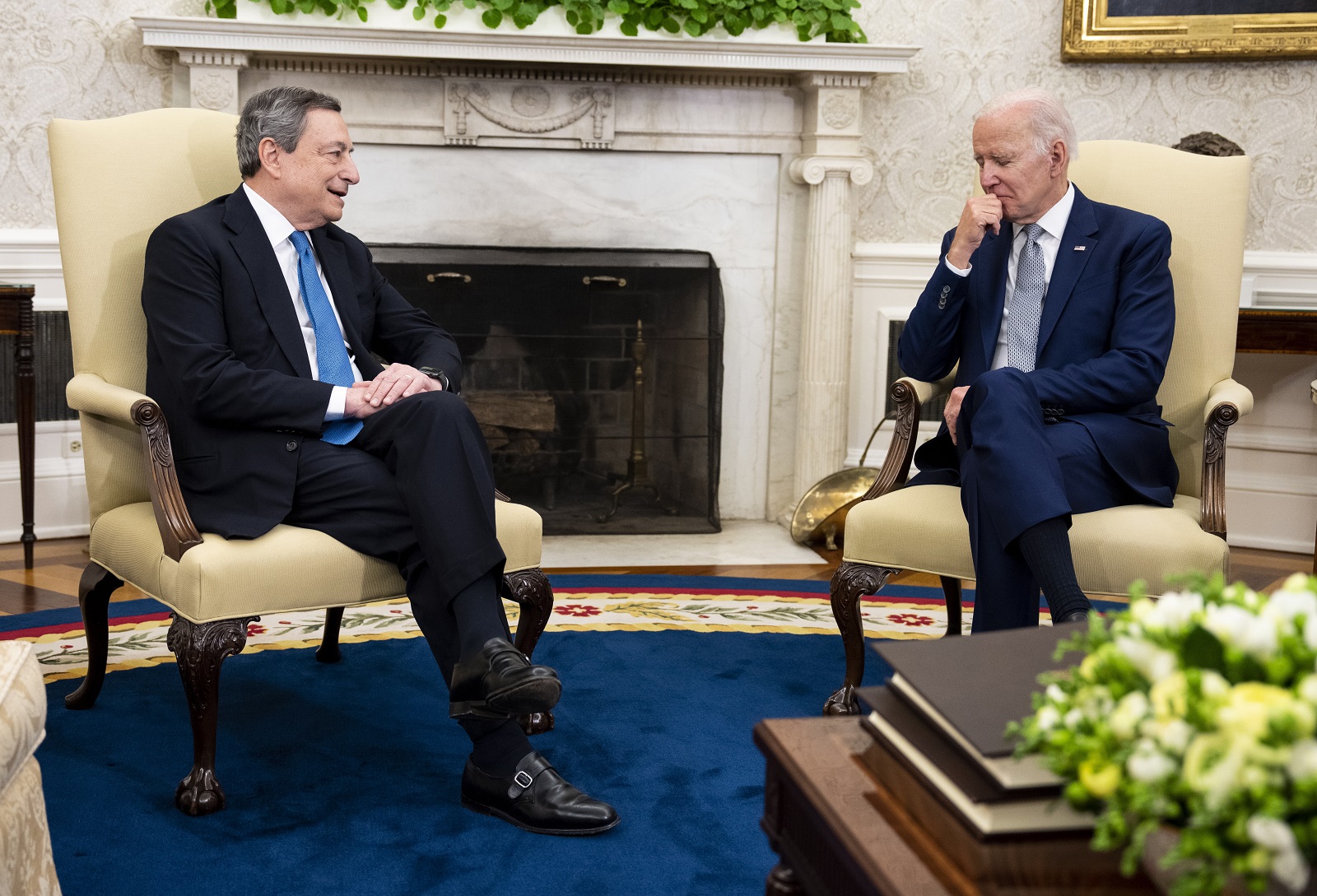 epa09938679 US President Joe Biden (R) meets with Italian Prime Minister Mario Draghi (L) in the Oval Office, at the White House, in Washington, DC, USA, 10 May 2022.  EPA/Doug Mills / POOL