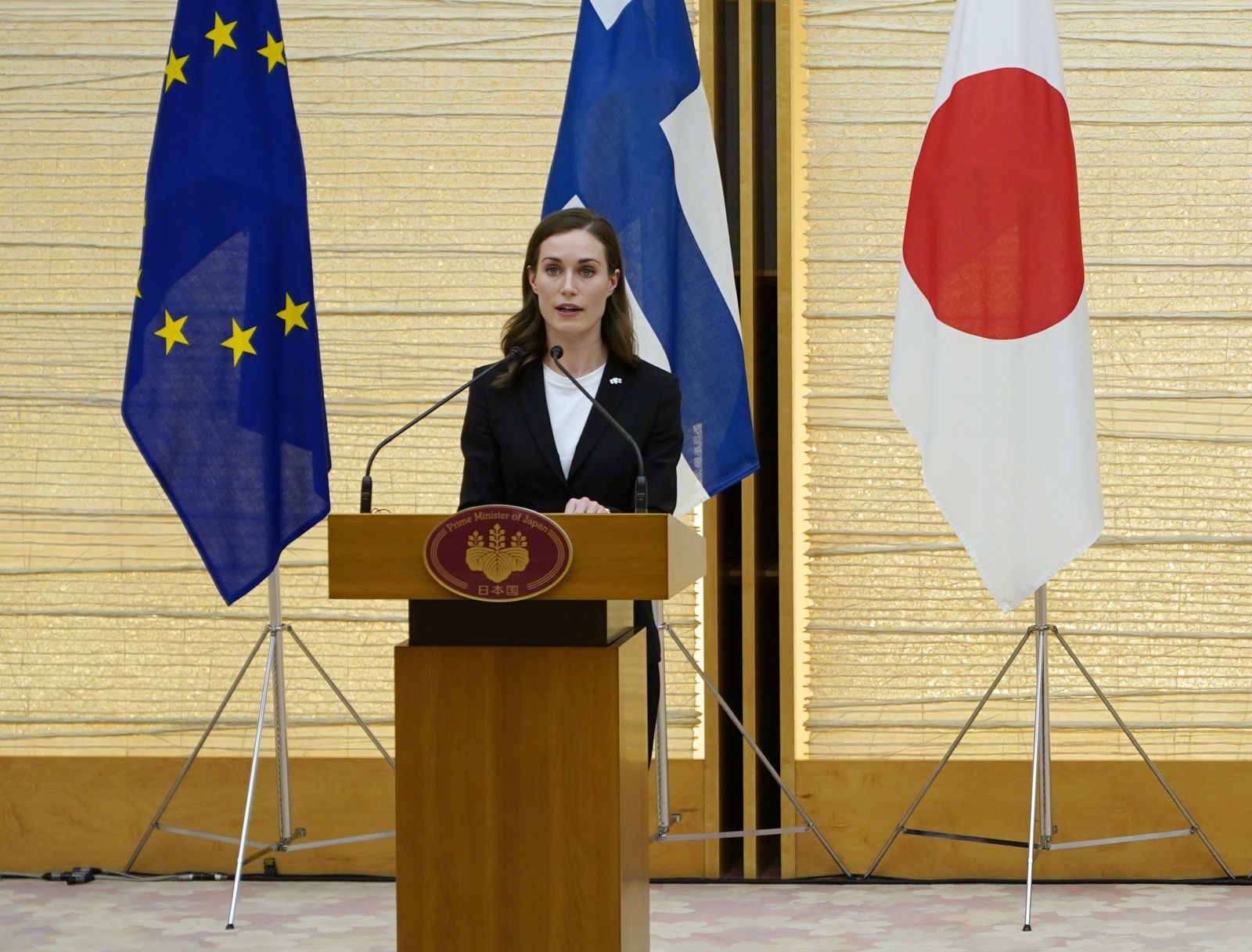 epa09939759 Finland's Prime Minister Sanna Marin (L) speaks next to Japan’s Prime Minister Fumio Kishida during a joint press announcement at the latter’s official residence in Tokyo, Japan, 11 May 2022. Finnish Prime Minister Marin and her Japanese counterpart strongly condemned Russia's invasion in Ukraine.  EPA/FRANCK ROBICHON / POOL