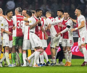 epa09941106 Ajax players celebrate after winning the 36th Dutch championship title following the Dutch Eredivisie soccer match between Ajax Amsterdam and SC Heerenveen in Amsterdam, Netherlands, 11 May 2022.  EPA/OLAF KRAAK
