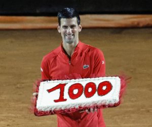 epa09947607 Serbia's Novak Djokovic holds a cake with the number of his 1,000th tour-level win earned after winning his men's singles semifinal match against Casper Ruud of Norway at the Italian Open tennis tournament in Rome, Italy, 14 May 2022.  EPA/FABIO FRUSTACI