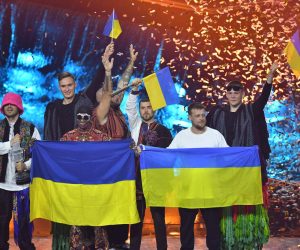 epa09947781 Kalush Orchestra from Ukraine celebrates onstage after winning the 66th annual Eurovision Song Contest (ESC 2022) in Turin, Italy, 14 May 2022.  EPA/ALESSANDRO DI MARCO
