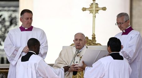 Papa Franjo imenovao deset novih svetaca, na Trgu svetog Petra više od 50 tisuća ljudi
