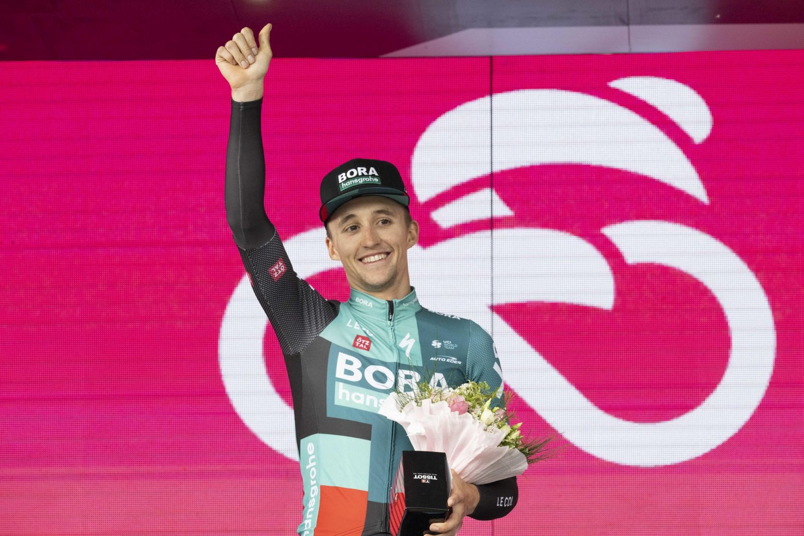 epa09949339 Australian rider Jai Hindley of BORA - hansgrohe team celebrates on the podium after winning the 9th stage of the Giro d'Italia cycling race, over 191 km from Isernia to Blockhaus (Chieti), Italy, 15 May 2022.  EPA/MAURIZIO BRAMBATTI