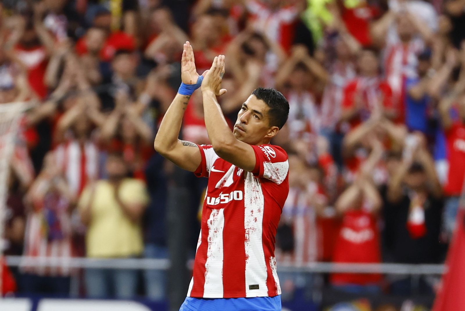 epa09949678 Atletico's Luis Suarez applauds fans as he leaves the pitch during the Spanish LaLiga soccer match between Atletico Madrid and Sevilla FC in Madrid, Spain, 15 May 2022. Uruguayan striker Luis Suarez played his last match for Atletico Madrid.  EPA/Sergio Perez