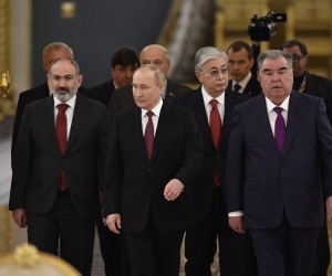 epa09950831 (L-R) Armenian Prime Minister Nikol Pashinyan, Belarus' President Alexander Lukashenko, Russian President Vladimir Putin, Kyrgyzstan's President Sadyr Japarov, Kazakhstan's President Kassym-Jomart Tokayev and Tajikistan's President Emomali Rakhmon enter a hall prior to a meeting of the leaders of the Collective Security Treaty Organization (CSTO) member states at the Kremlin in Moscow, Russia, 16 May 2022. Moscow is hosting the CSTO summit, timed to coincide with the 30th anniversary of the signing of the Collective Security Treaty and the 20th anniversary of the creation of the Organization, which includes Armenia, Belarus, Kazakhstan, Kyrgyzstan, Russia and Tajikistan.  EPA/ALEXANDER NEMENOV / POOL