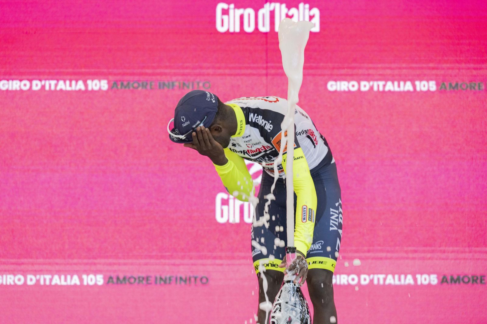 epaselect epa09953249 Eritrean rider Biniam Girmay  of Team Intermarche-Wanty-Gobert Materiaux celebrates on the podium after winning the 10th stage of the Giro d'Italia 2022 cycling race, over 196km between Pescara and Jesi, central Italy, 17 May 2022.  EPA/MAURIZIO BRAMBATTI