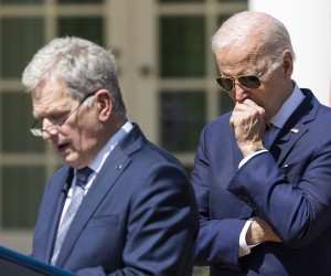 epa09958058 US President Joe Biden (R) listens to President of Finland Sauli Niinisto (L) speak to the media following their meeting on FinlandÕs and SwedenÕs NATO applications in the Rose Garden of the White House in Washington, DC, USA, 19 May 2022. President of Turkey Recep Tayyip Erdogan stated in a video released earlier in the day that he will oppose the two countries joining NATO.  EPA/JIM LO SCALZO