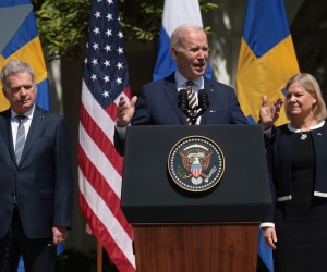 epa09958026 US President Joe Biden (C), Finnish President Sauli Niinisto (L) and Swedish Prime Minister Magdalena Andersson deliver brief remarks in the Rose Garden of the White House in Washington , DC, USA, 19 May 2022. Swedish Prime Minister Andersson and Finnish President Niinisto are visiting at the White House following the countries' applications for NATO membership as a result of Russia's invasion of Ukraine.  EPA/OLIVER CONTRERAS / POOL