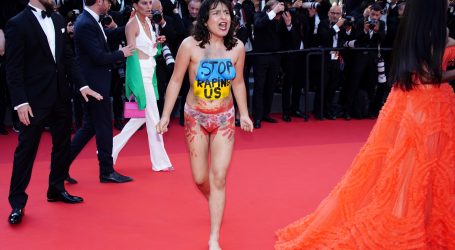 Aktivistica protestirajući gola utrčala na crveni tepih festivala u Cannesu