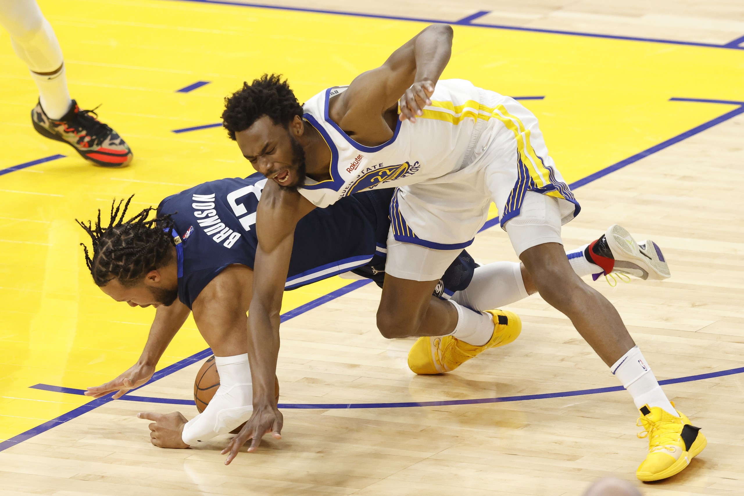 epa09961955 Dallas Mavericks guard Jalen Brunson (L), and Golden State Warriors forward Andrew Wiggins (R), go for a loose ball, during the first half of Game 2 of the NBA Western Conference Finals, between the Golden State Warriors and the Dallas Mavericks at Chase Center in San Francisco, California, USA, 20 May 2022.  EPA/JOHN G. MABANGLO  SHUTTERSTOCK OUT