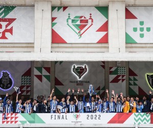 epa09967248 FC Porto's players celebrate with the trophy after winning the Portugal Cup final soccer match between FC Porto and CD Tondela at Jamor National stadium in Oeiras, outskirts of Lisbon, Portugal, 22 May 2022.  EPA/MARIO CRUZ
