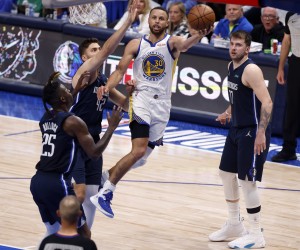 epa09968074 Golden State Warriors guard Stephen Curry (C-R) makes a layup past Dallas Mavericks forward Reggie Bullock (L) and Dallas Mavericks forward Maxi Kleber (C) during the first half of the NBA Western Conference Finals playoff game three between the Dallas Mavericks and the Golden State Warriors at the American Airlines Center in Dallas, Texas, USA, 22 May 2022.  EPA/ADAM DAVIS SHUTTERSTOCK OUT