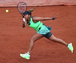 epa09968422 Naomi Osaka of Japan plays Amanda Anisimova of the USA in their women’s first round match during the French Open tennis tournament at Roland ​Garros in Paris, France, 23 May 2022.  EPA/MARTIN DIVISEK