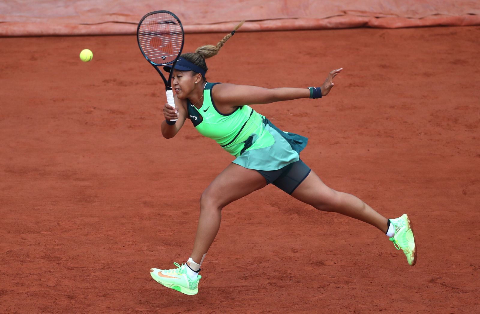 epa09968422 Naomi Osaka of Japan plays Amanda Anisimova of the USA in their women’s first round match during the French Open tennis tournament at Roland ​Garros in Paris, France, 23 May 2022.  EPA/MARTIN DIVISEK