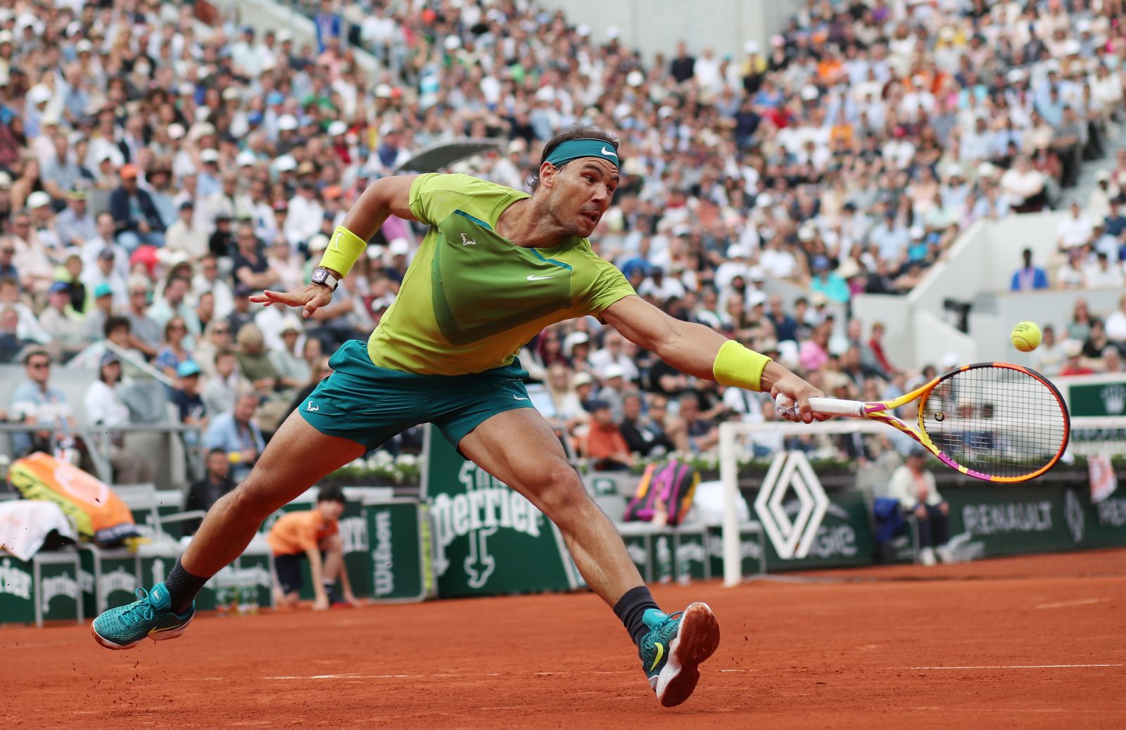 epa09980155 Rafael Nadal of Spain plays a backhand in the men's third round match against Botic van de Zandschulp of the Netherlands during the French Open tennis tournament at Roland Garros in Paris, France, 27 May 2022.  EPA/MARTIN DIVISEK
